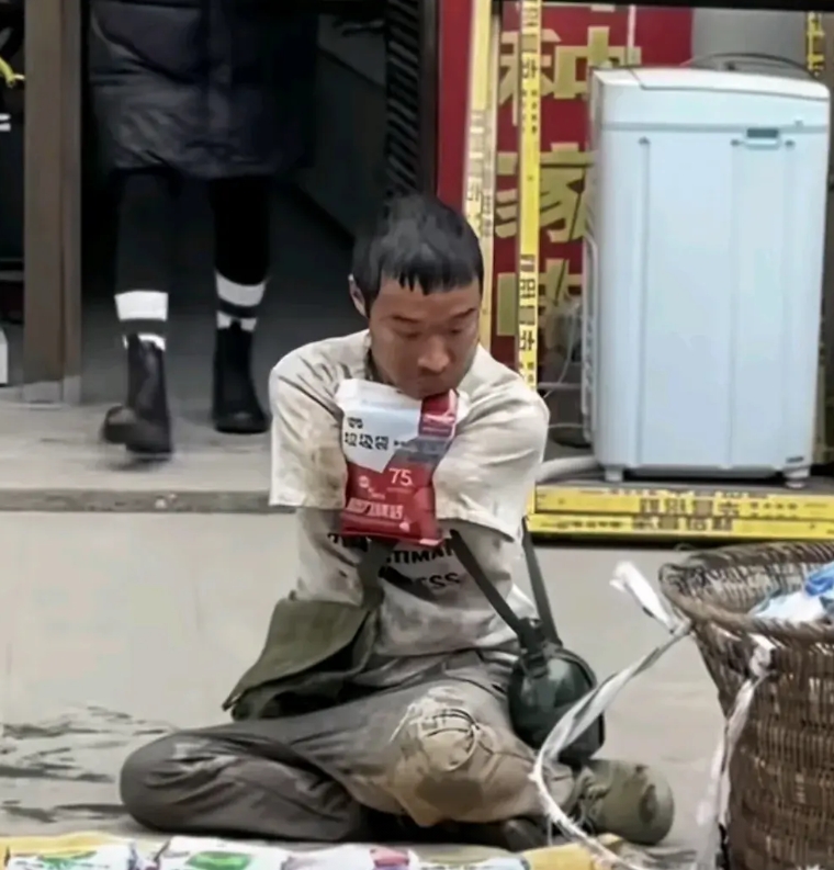 一位双手残疾小伙在路边摆摊卖垃圾袋，被店铺的一位老板娘泼了一盆水，全身被打湿，敢