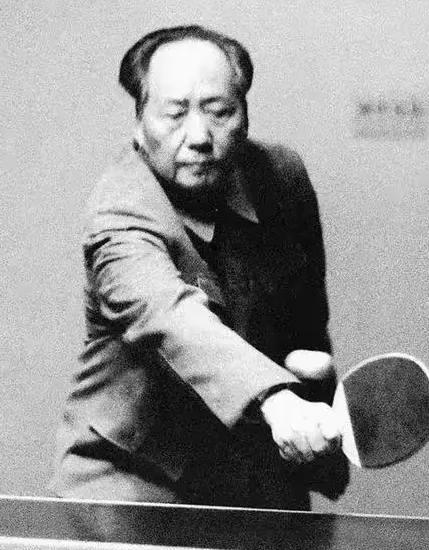 伟人——毛主席在打乒乓球