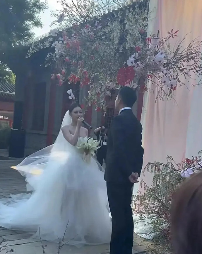 汪小菲马筱梅大婚，张朝阳亲临，马筱梅豪气陪嫁，婚纱珠宝不止999颗！ ​​​