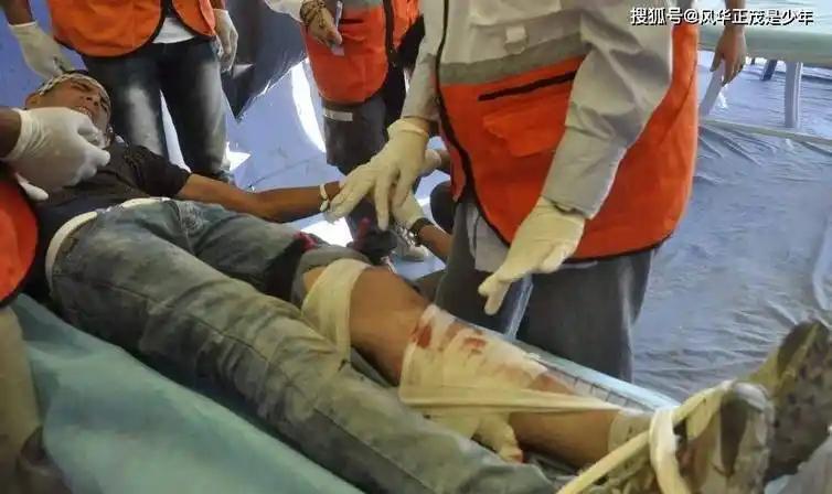 乌克兰东部战区地形复杂，泥泞道路和敌方监视让伤员后送变得异常艰难。士兵受伤后，同