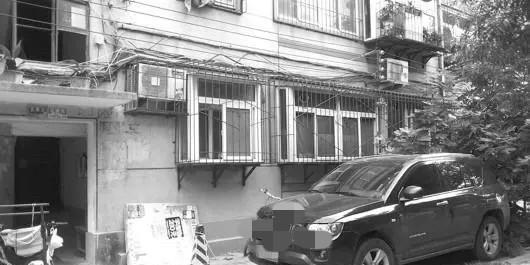 新疆克拉玛依，男子把车停在小区某栋楼下窗户根下面，结果因为六楼的邻居挂晒冻肉时，
