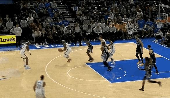 亚历山大真是猖狂了！
在雷霆对阵国王队的下半场比赛中，SGA弧顶持球突破，面对国