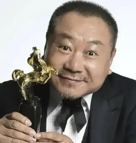 一次机缘巧合，赵本山在观看一场地方演出时，留意到了范伟。他那沉稳幽默的表演风格让