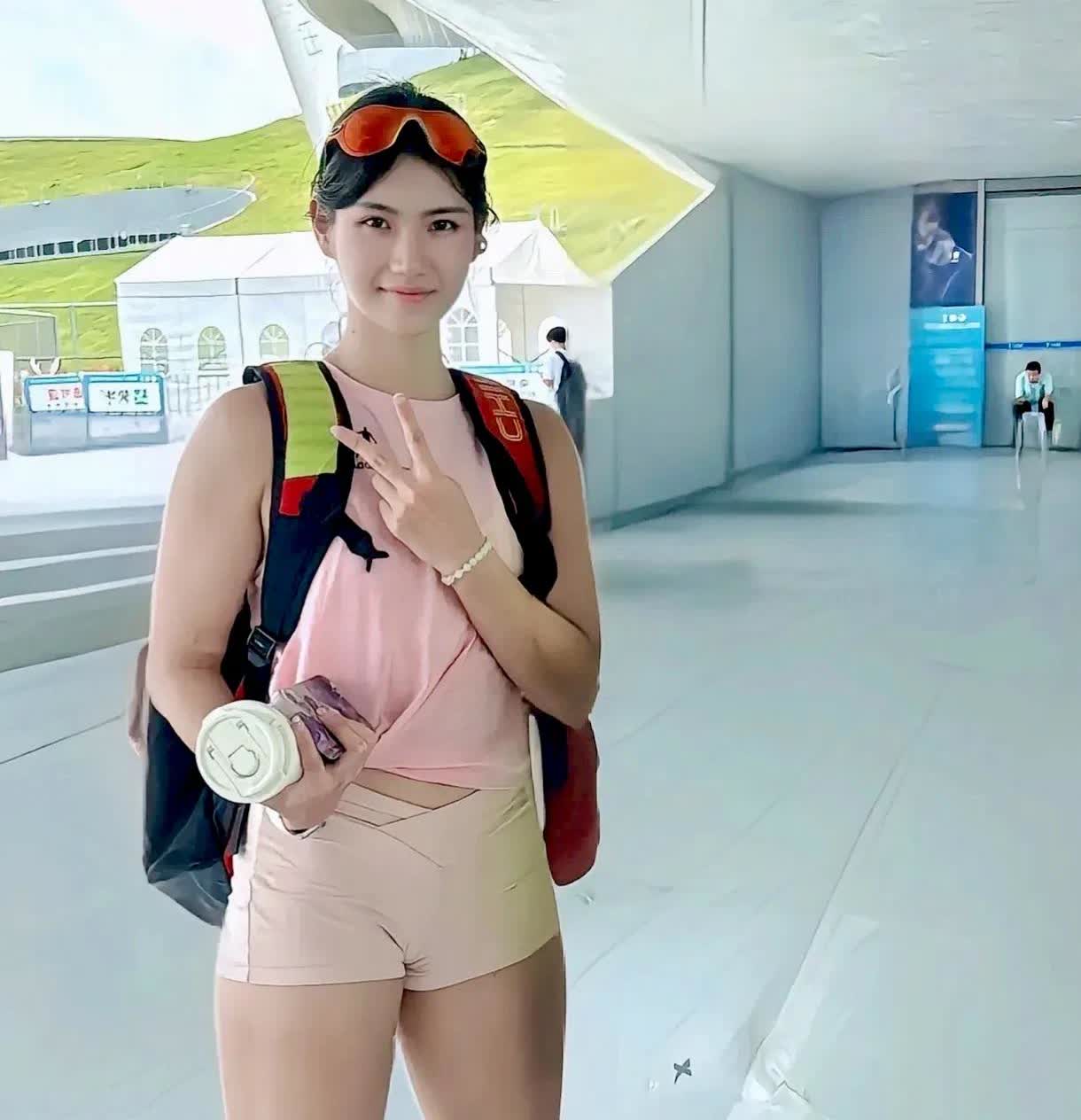 夏思凝不但颜值高全身充满了力量！
