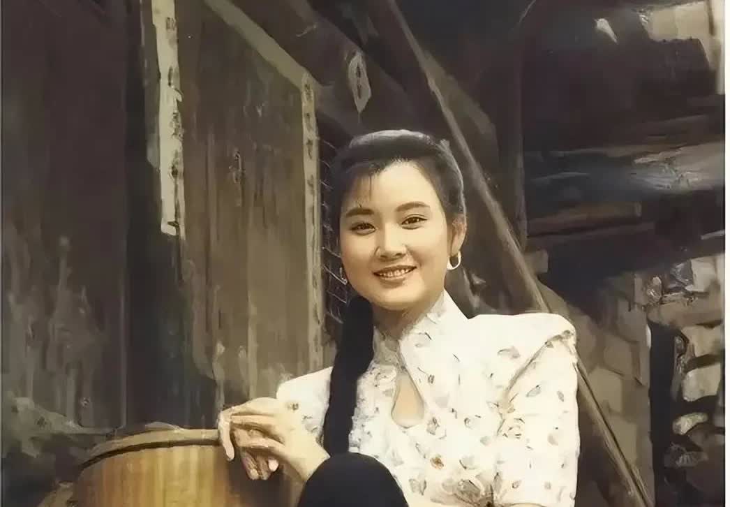 宋祖英年轻时真水灵，那个年代完全是素颜呢。