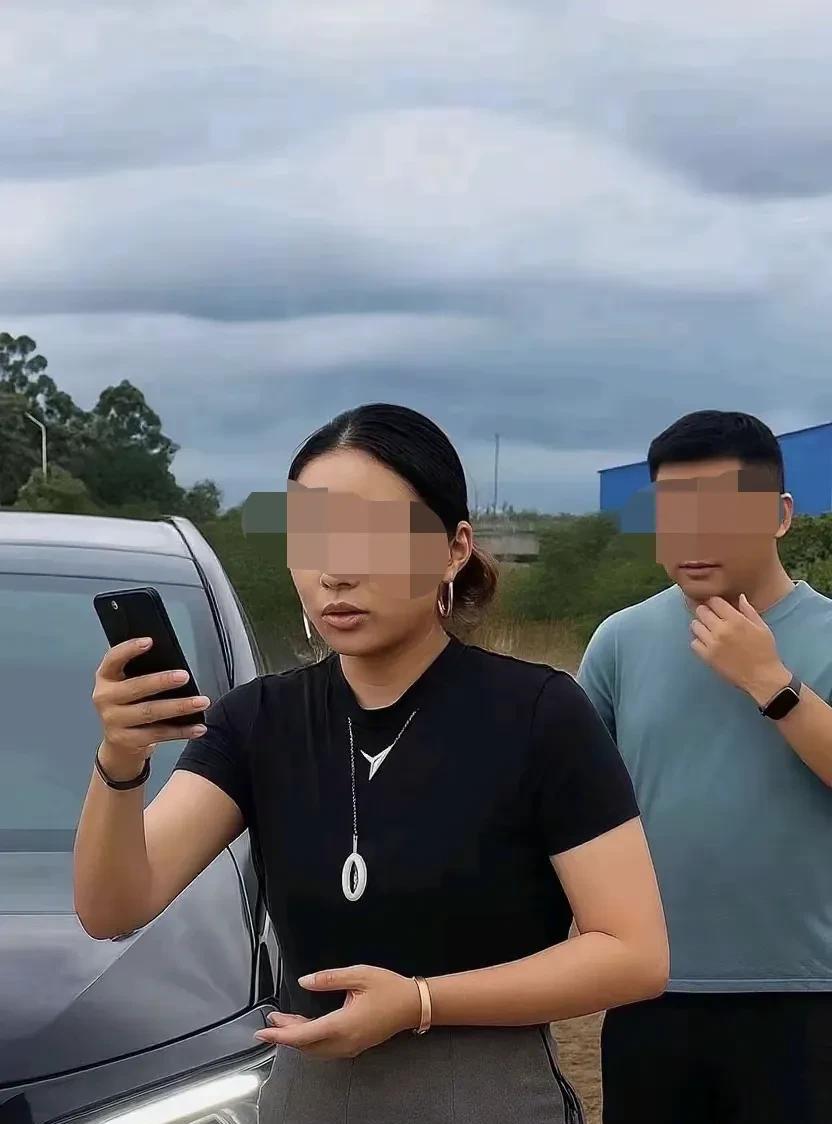 官方通报女司机亮证逼迫让路事件，称其非公职人员，父母均为村民，还有哪些信息值得关