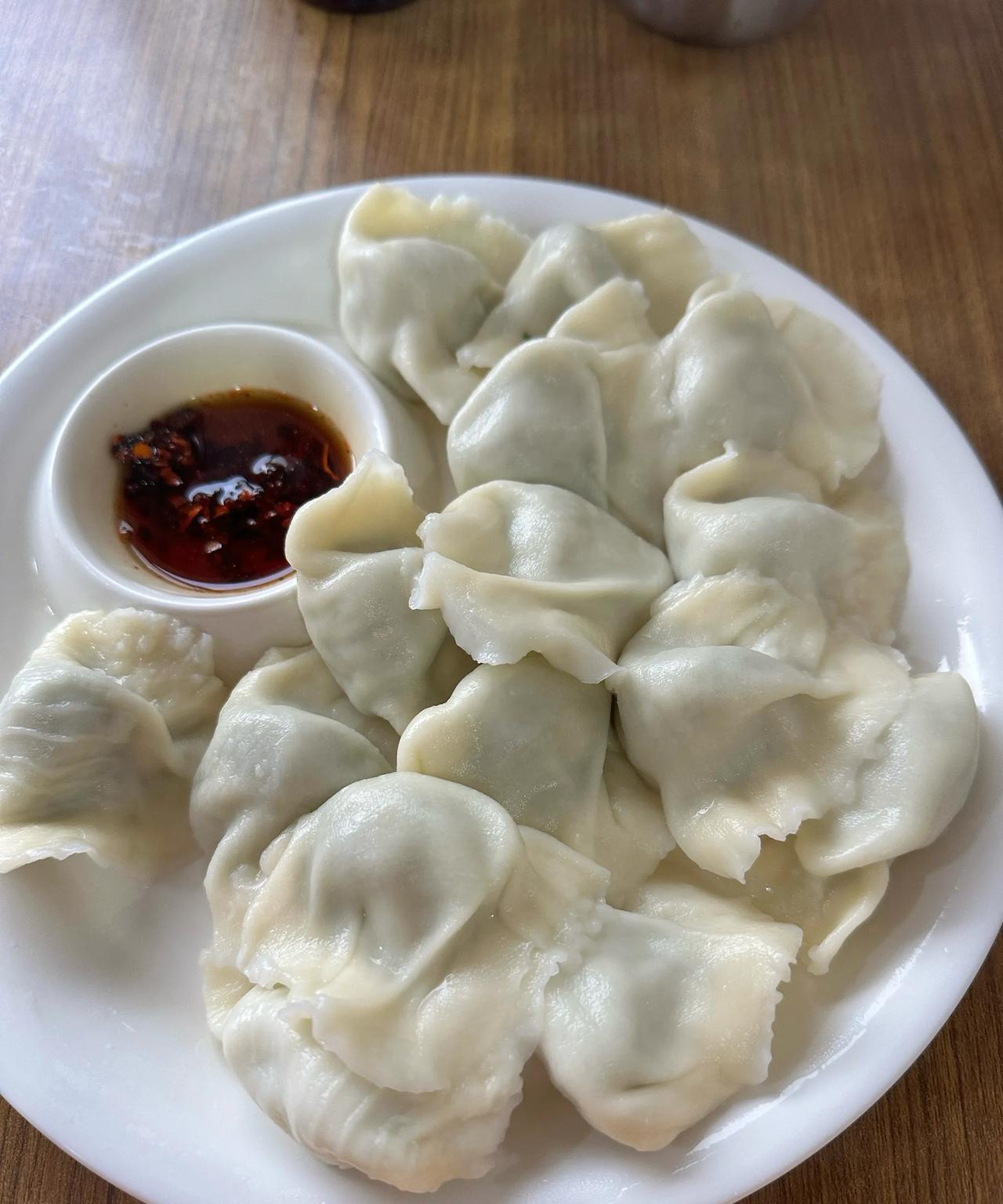 手工水饺和机器水饺在外观上通常有一些区别，但并不是绝对的。
手工擀的饺子皮形状不