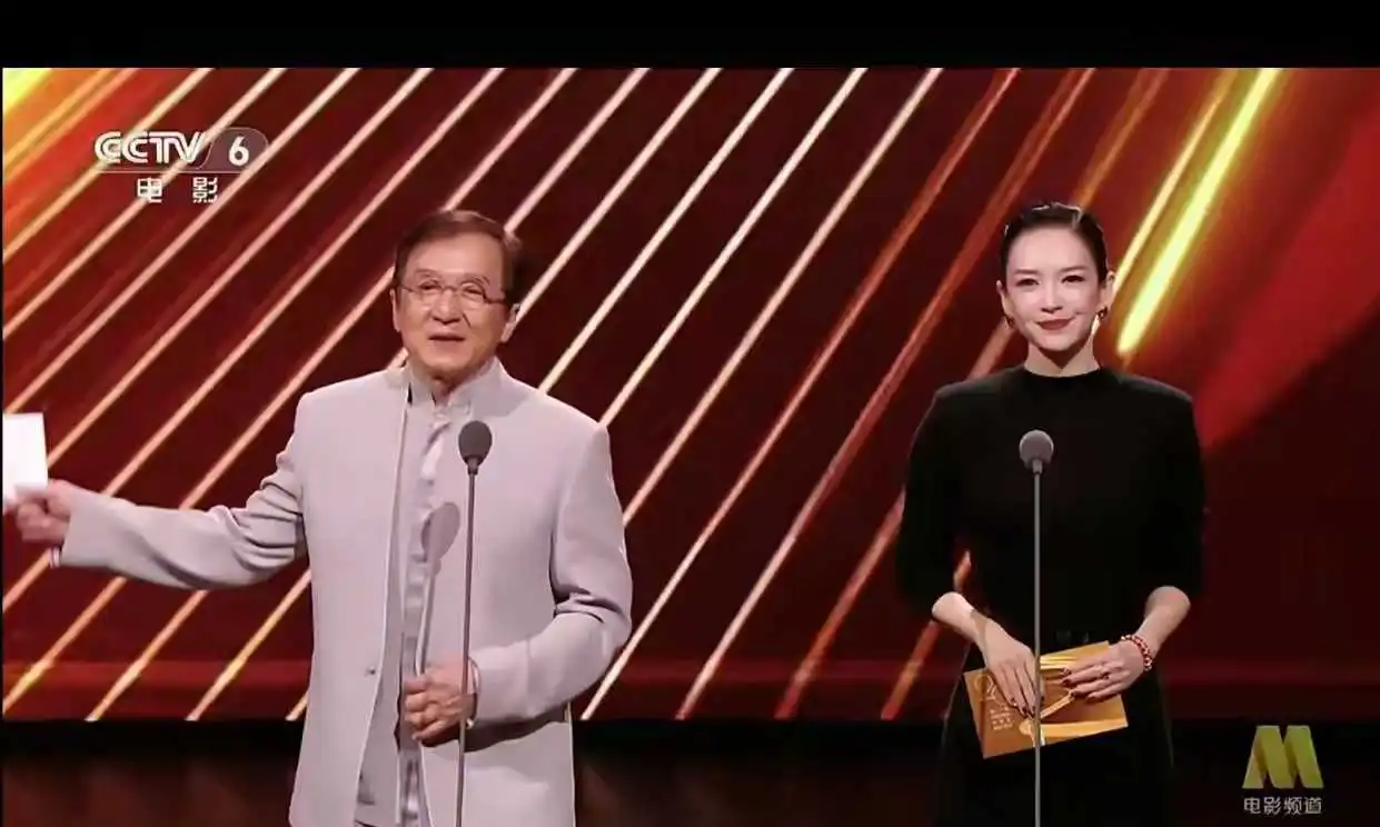 出席华表奖，缺席金像奖，成龙一直很懂事