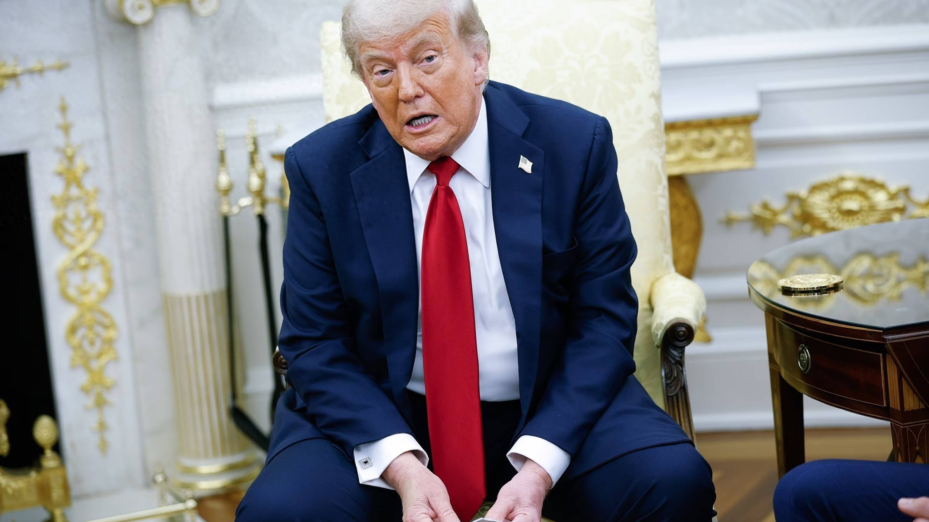 特朗普扛不住了，美财长贝森特公开喊话：中国那里有我们要的东西