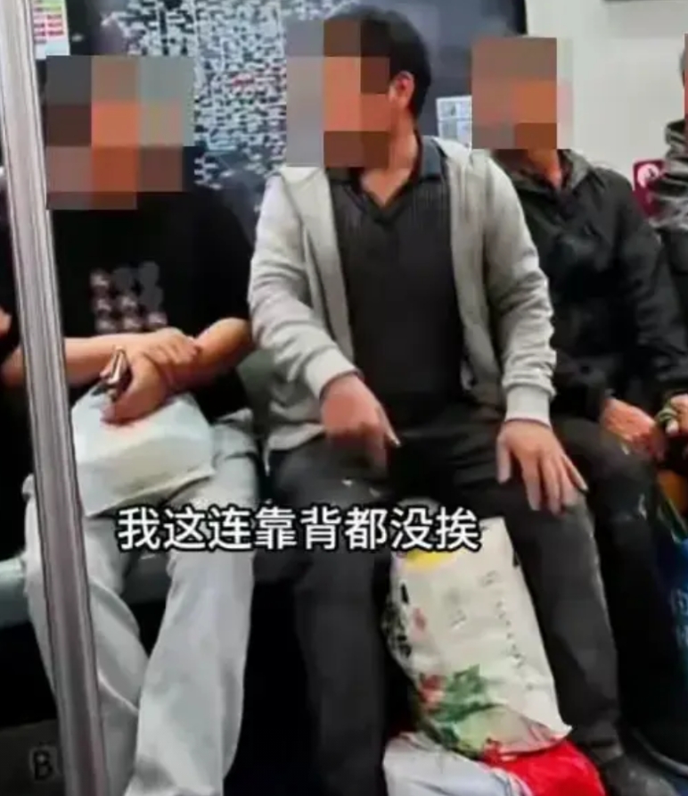 公共场合保持衣冠整洁这也是基本文明，对别人是种尊重对自己是讲卫生，但北京的赵大爷
