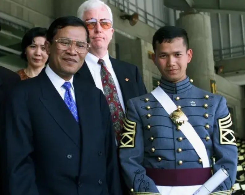 1999年，柬埔寨首相洪森前往美国西点军校，祝贺他的长子洪玛奈毕业。现在的洪玛奈