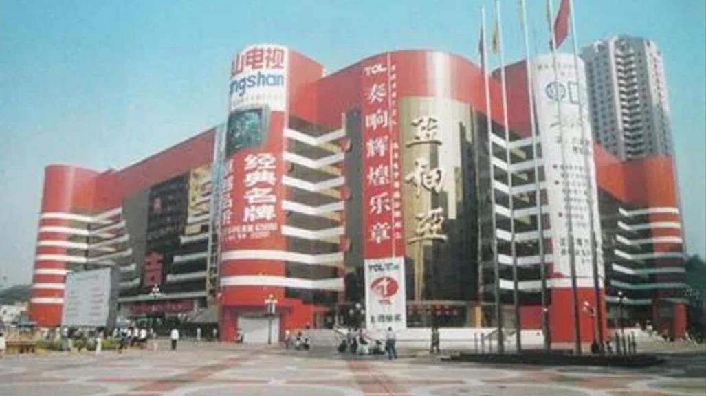 1995年冬天，郑州亚细亚商场门口一大早就排起了长龙，寒风呼啸，门还没开，人群已