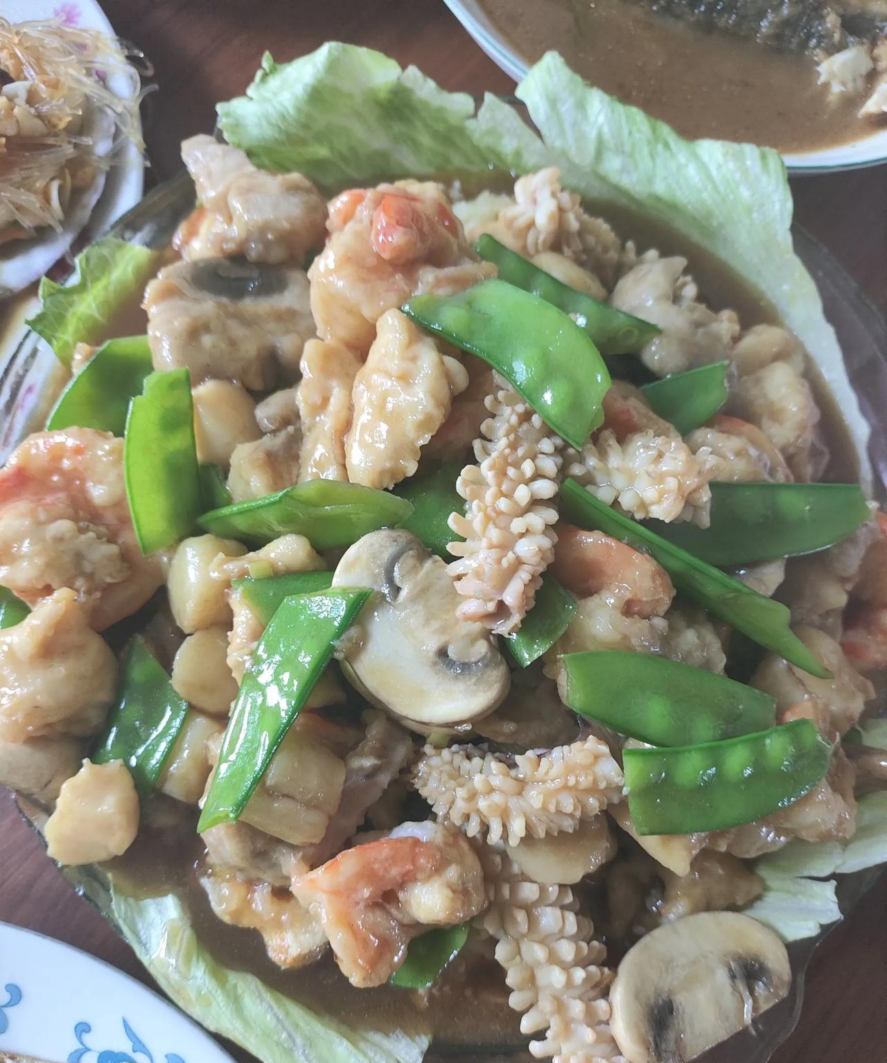 今天儿子一家来，早晨我就一通买。
老伴负责做饭，给孙女做了她爱吃的炸鸡腿，八珍豆