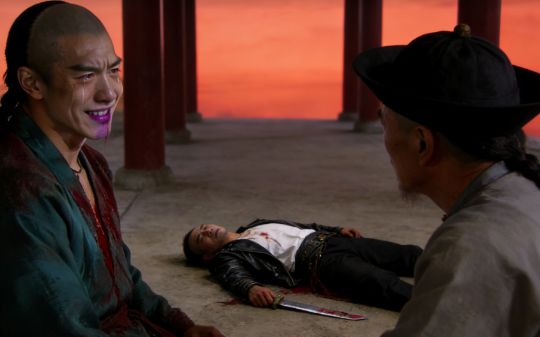 陈近南临终前，死死攥着韦小宝的手："速去福建祠堂，挖开祖师爷牌位..."小宝照做后惊呆了