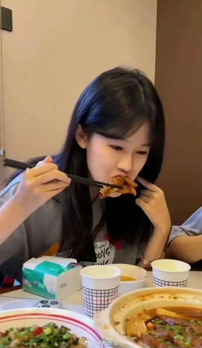 陆毅和鲍蕾也太会养了吧，贝儿真是越大越美。 ​​​