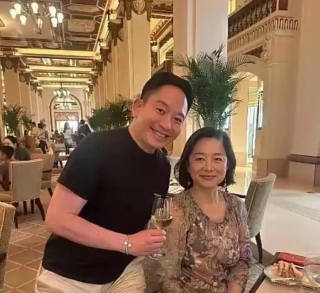 年过七旬的林青霞，脸上依旧散发着张扬的自信美感，从年轻到老她一直是这么明媚可人。
