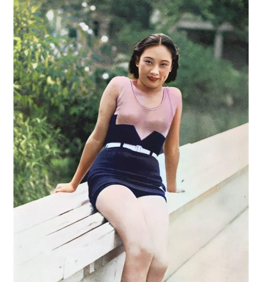 这才是上世纪三十年代胡蝶在户外游玩的真实貌相，都看一下呗！这可不是演戏，而是她年