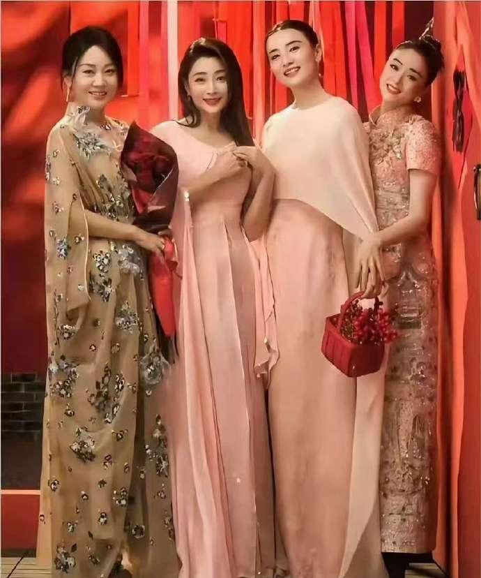 殷桃单看不觉得，放人堆里嘎醒目