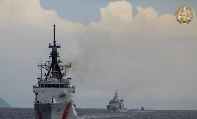 突发！就在巴拉望岛以西的南海海域，局势急剧升温。海面上，激烈的对峙场面让人不禁屏