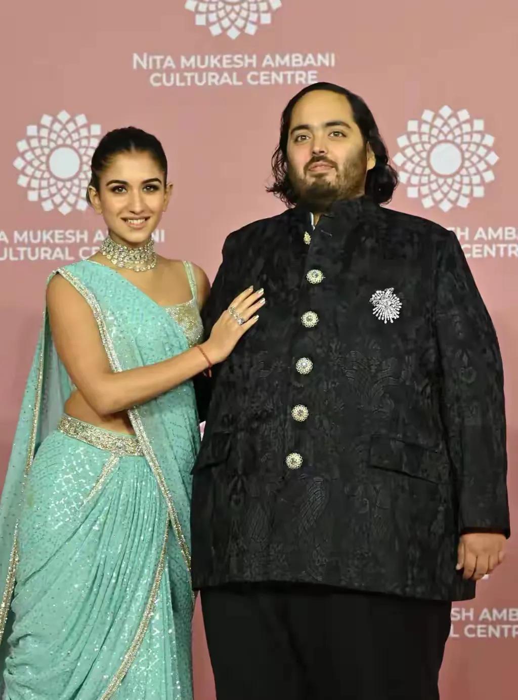 去年结婚的印度首富的小儿子，终于要开枝散叶了。
传来了儿媳妇已经怀孕的好消息。