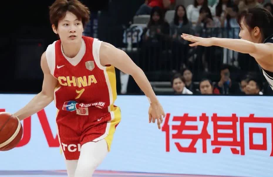 你们发现了没，
中国女篮赢韩国那场球，最让人惊艳的不是关键时刻站出来的王思雨，