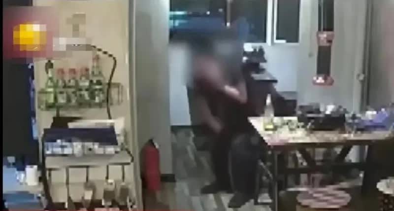 辽宁沈阳，一男子说约朋友过来吃饭，等朋友到了再点菜，先让店家给拿瓶啤酒解解渴！没