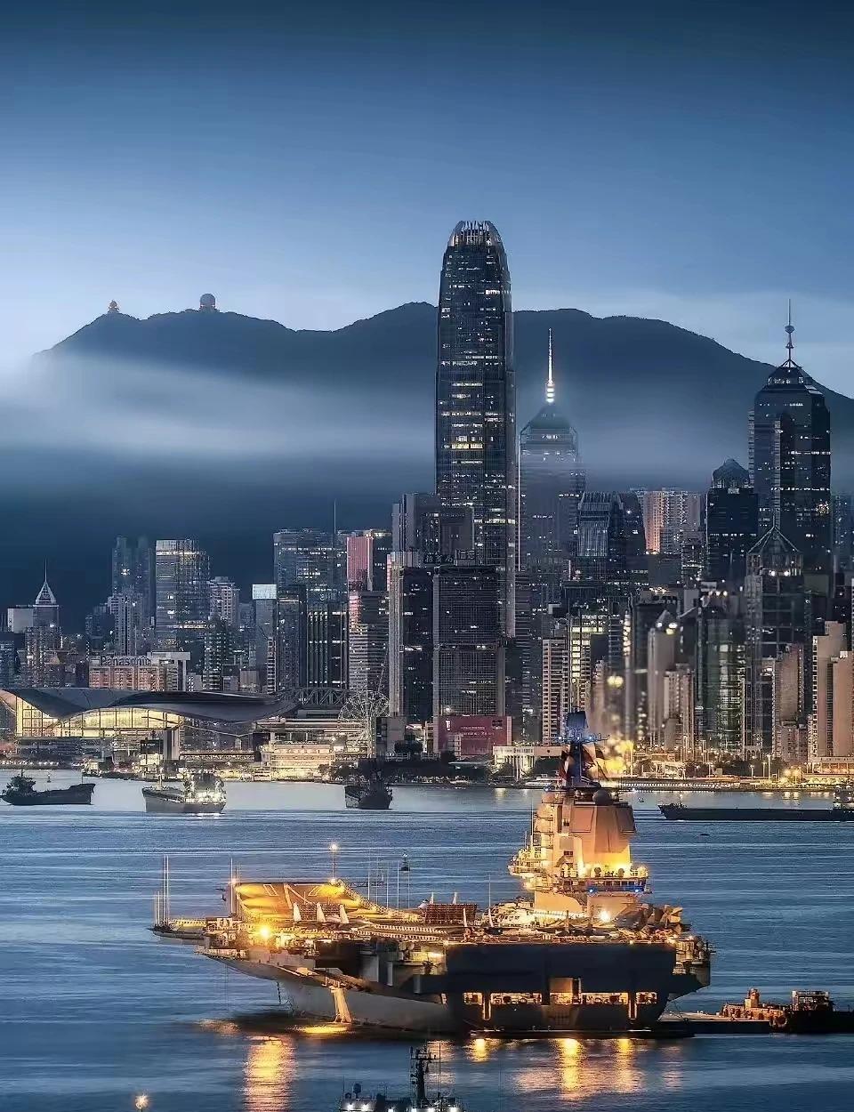 山东舰访港开放参观
这待遇内地几乎不可能
有内地爱好者访港时抽空去看
美航母访港
