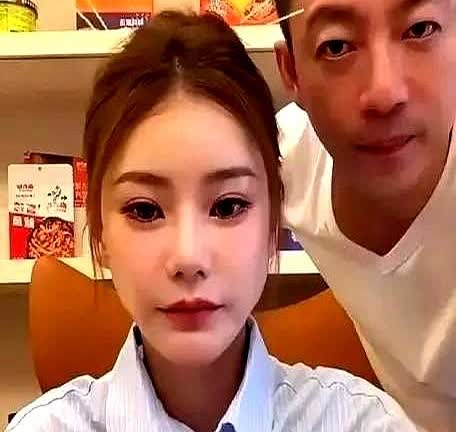 马小梅在里面穿了一件瑜伽小裹胸，外面则套着汪小菲的衬衣。

站到镜头前时，她