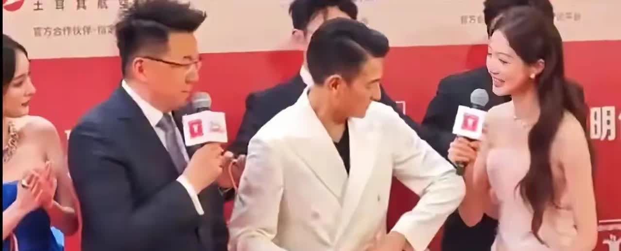 哈哈！给天王来个“尴尬”！

这次上海红毯上，刘德华做梦也没有想到，居然有人