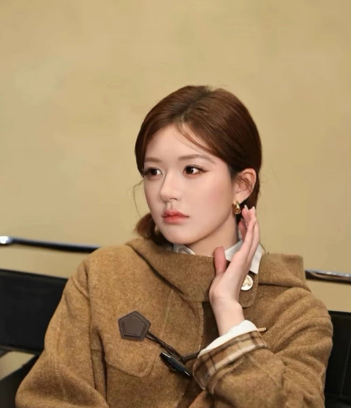 赵露思的五官精致又不失自然，真的很美