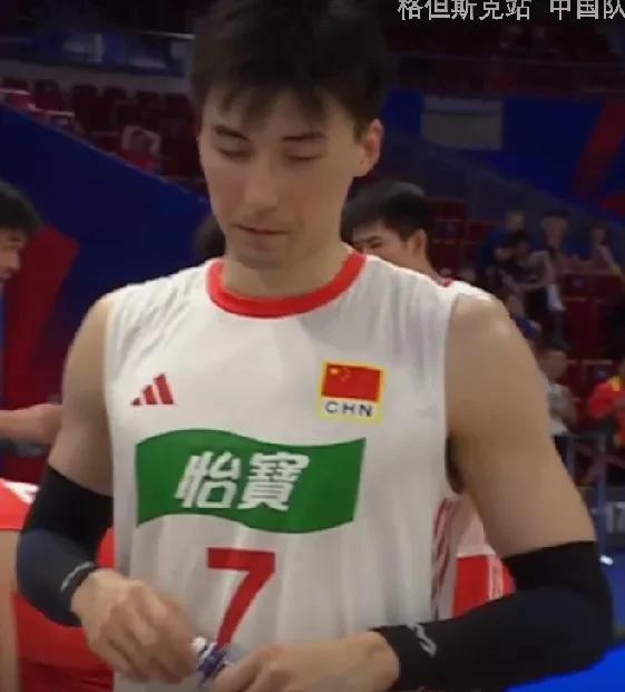 【于垚辰的发挥确实太差了】
中国男排战伊朗三局告负，首发二传于垚辰的发挥确实太差