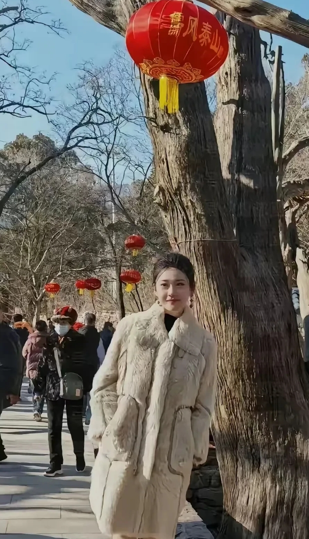 被举报的山东第一医科大学副教授的妻子，她也是211毕业的硕士，也是一位老师，关键