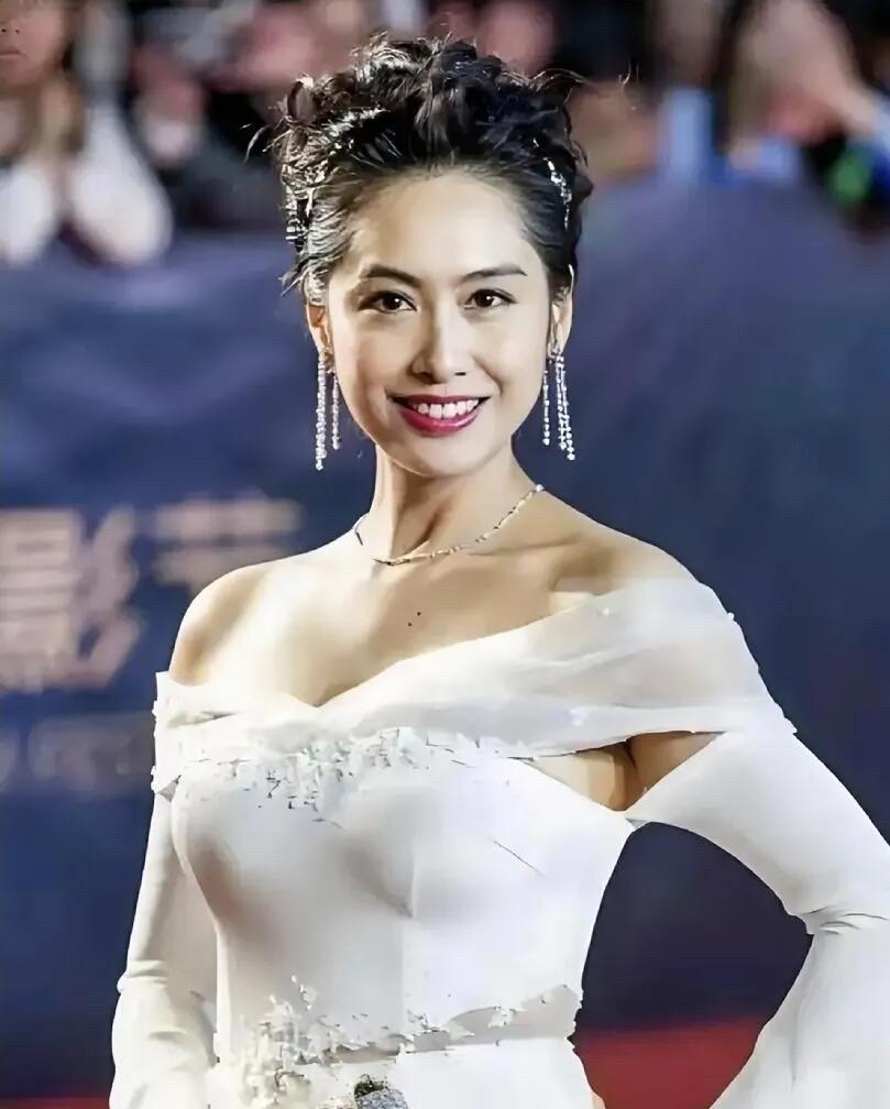 不看身材，她真的是完美无瑕，怎么看都是古典的美女，比朱琳都要好看了。360°无死