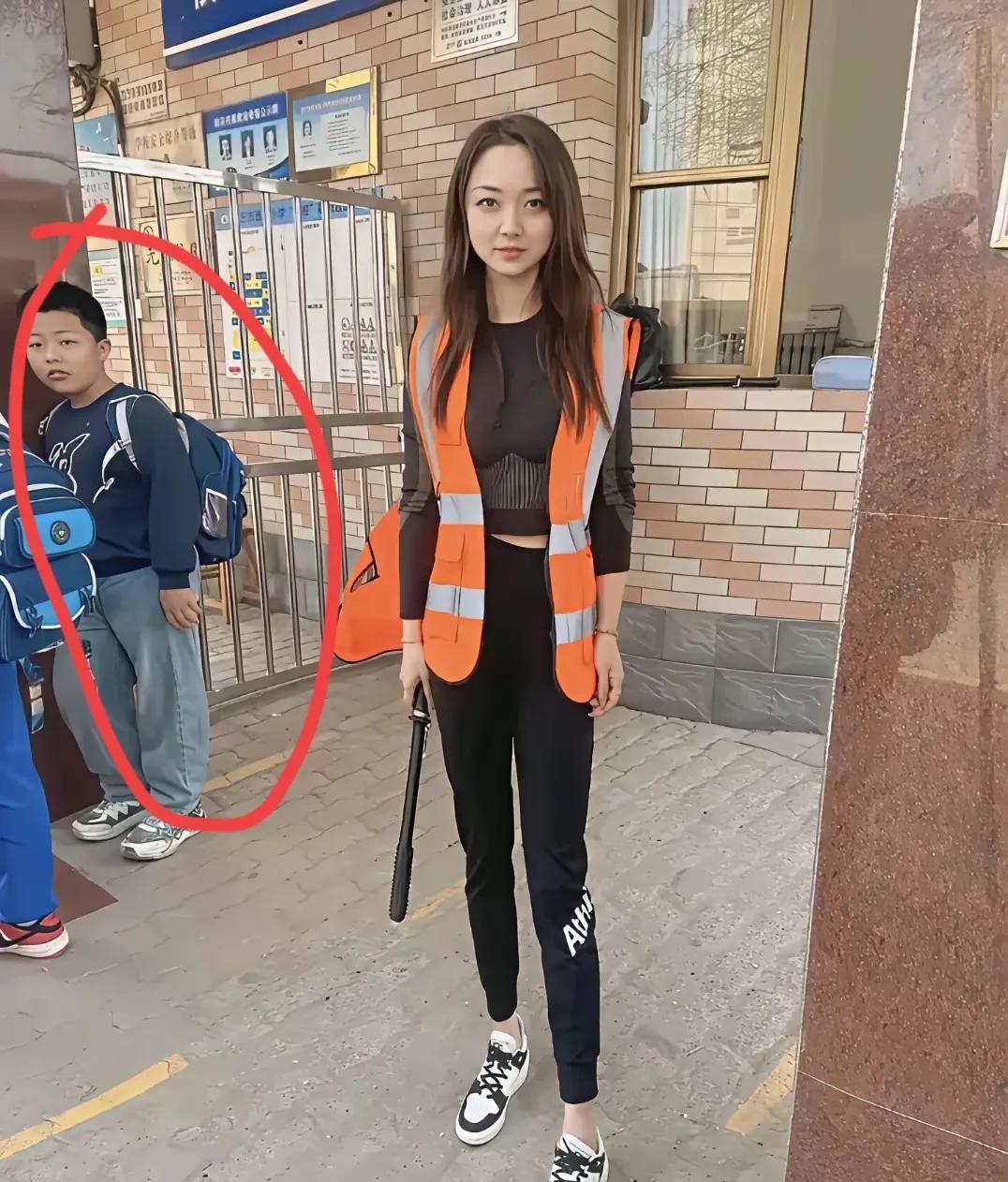 最难就业季里，211女大学毕业生成功竞聘小学保安。
面对来自社会各方面的质疑，女