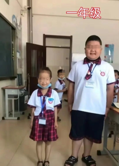 一年级 vs 四年级 ，小学生的最萌身高差。 

哈哈哈，好可爱。