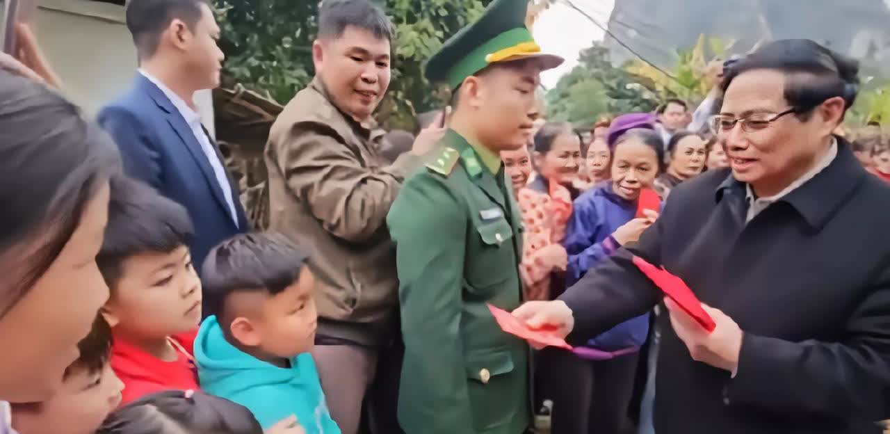 尴尬的越南警卫员，越南总理范明政手拿红包向现场老人、小孩发红包，争取人人有份儿，