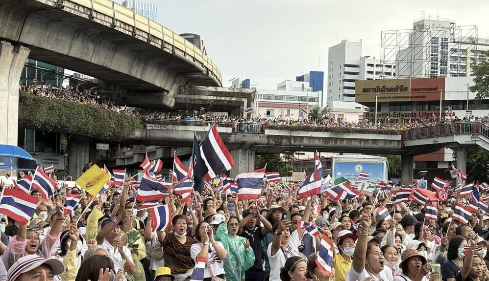 佩通坦要完？泰国人民怒吼下台！











泰国炸锅了！佩通坦和洪森的
