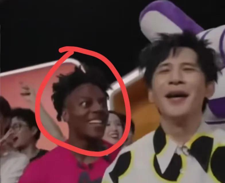 甲亢哥的这个眼神怎么说呢？
很久没见过这样的了，
接下来该不会就要亲上去了吧！