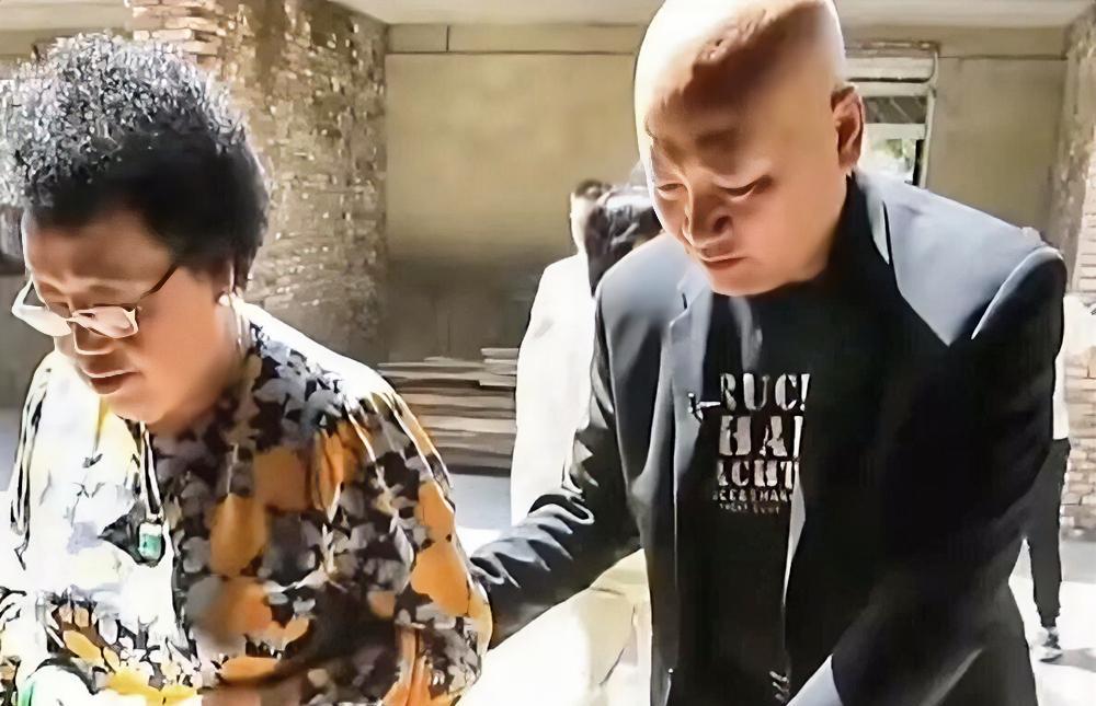 陈丽华和丈夫迟重瑞陪同鲁豫参观博物馆，83岁陈丽华被丈夫搀扶气势足，迟重瑞宛如贴