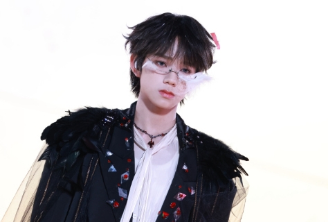 我就这样走向2026！！ 
王橹杰这个眼睛链造型像羽毛鼻夹一样好帅