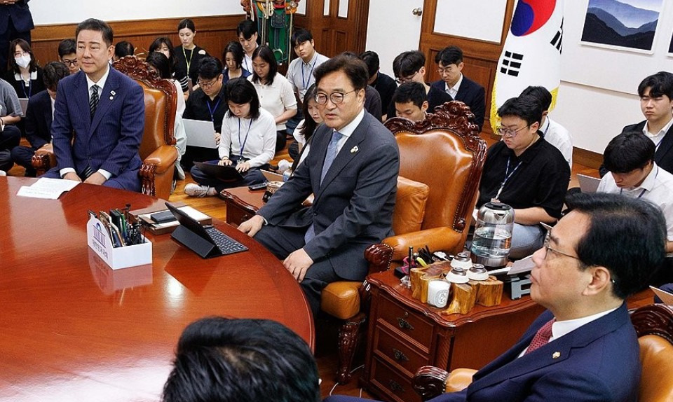 韩国国会要吵翻天啦











韩国国会简直像个菜市场！两党为了抢地盘