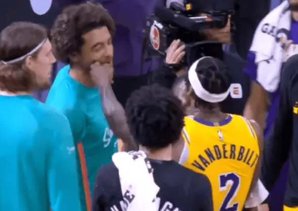 NBA常规赛，湖人客场91-107不敌马刺。
每次当范德比尔特在马刺替补席附近投