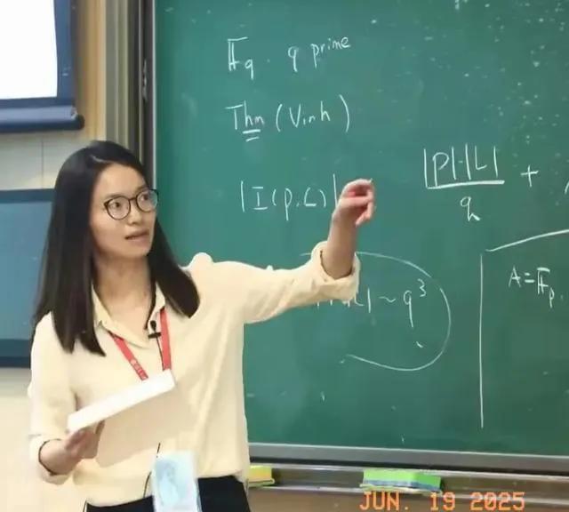 韦东奕终于找到能听懂他说话的人了。数学新星王虹讲课结束后，韦神主动找到他，两人讨