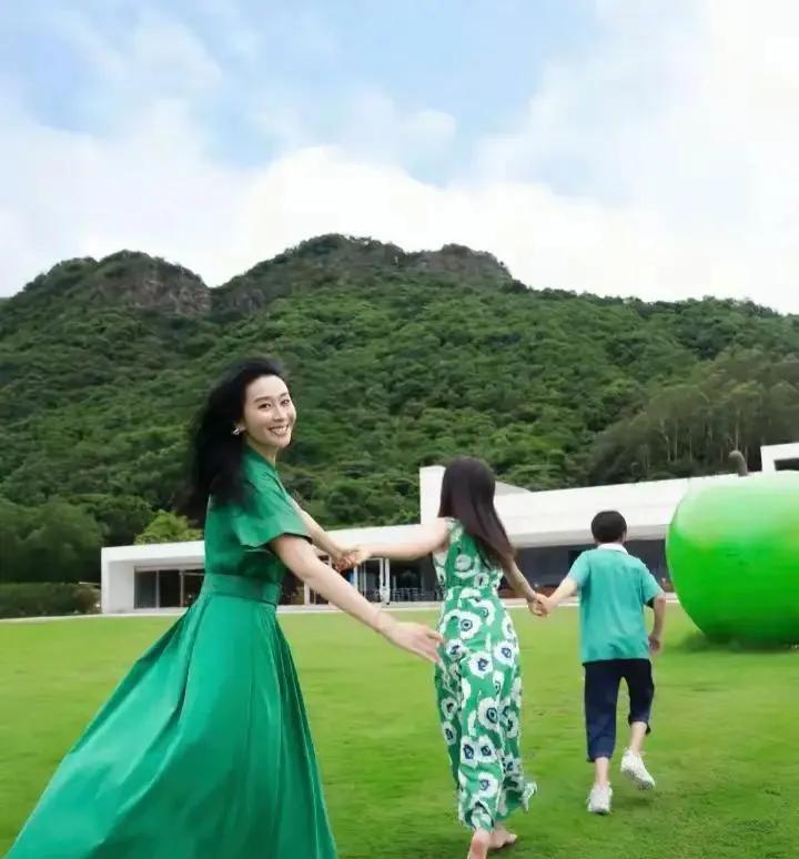 好久没见苗圃了，依然那么美！
苗圃可是娱乐圈里唯一一个有飞机驾照的女明星，日子过