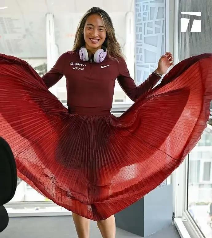 哇Nike太有心了
特意为郑钦文设计了出场长裙
都因为她太害羞没敢穿
哈哈哈没想