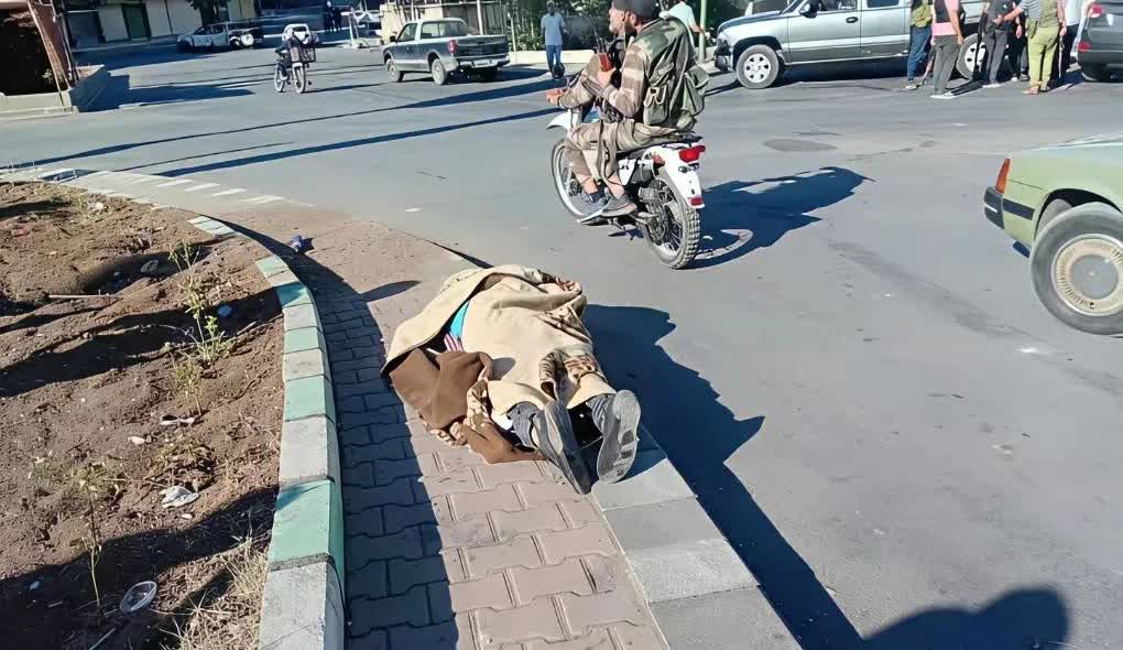 叙利亚街头平民横尸随处可见，不知道这些人究竟怎么了，被杀害街头，无人收尸，这就是