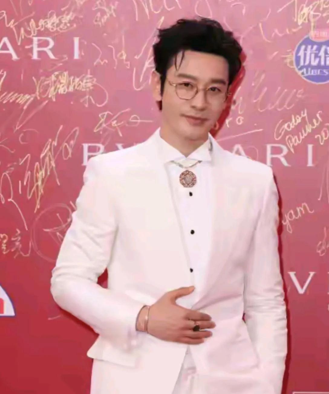 一身白色西装的黄晓明目若朗星，颜若冠玉，温文尔雅，神仪俊爽，一副眼镜更显得眉宇间