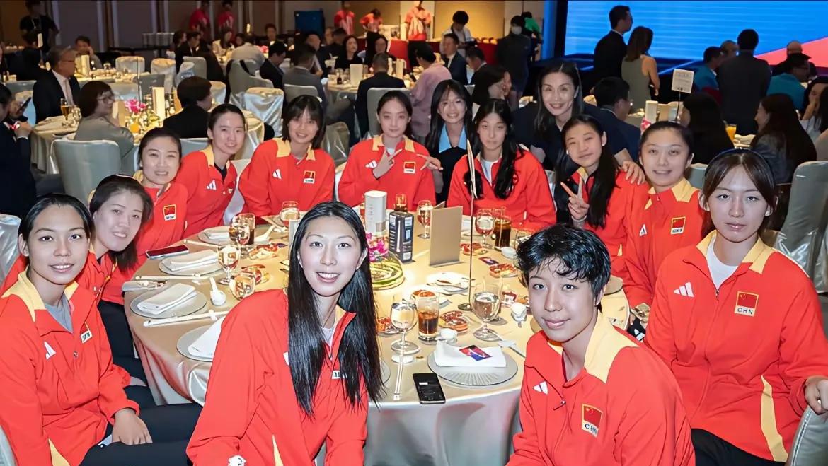 奇怪，在香港站中国女排欢迎晚宴上，孙玥总监亲临现场，北京站缺阵的殷小兰出席，而备