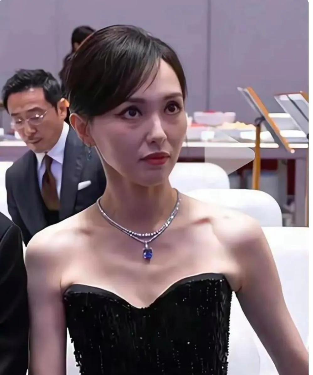 这样看唐嫣真是瘦！
爱笑的女孩运气不会差，她这照片照的有点凶。[呲牙][呲牙][