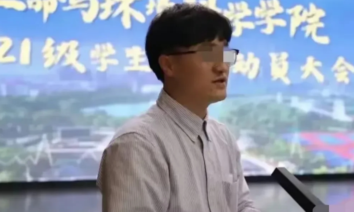 原配已经瘦得跟鲁豫差不多了，可想，她在婚姻当中肯定隐忍了很长一段时间，才选择此举